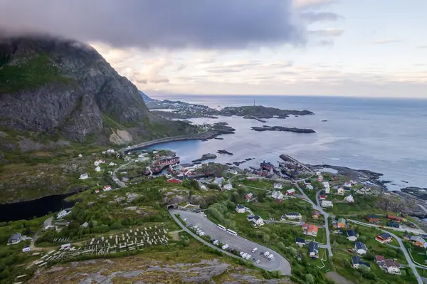 Norveç 'teki Lofoten adalarının sonundaki köyün havadan görünüşü