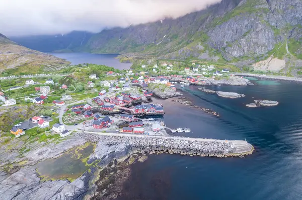 Norveç 'teki Lofoten adalarının sonundaki köyün havadan görünüşü