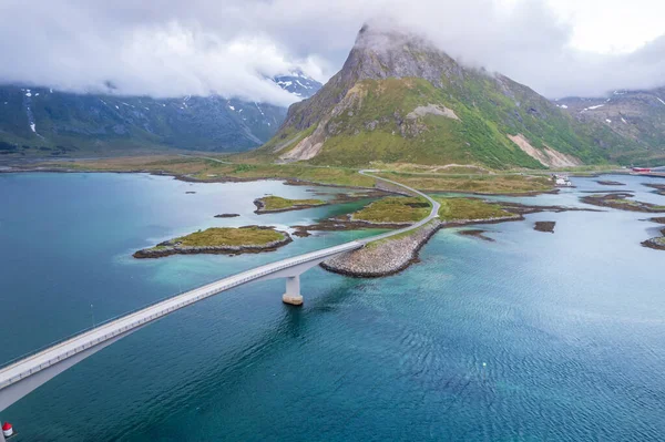 Norveç Lofoten Adaları 'ndaki yol manzarası