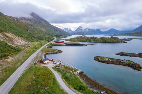 Norveç Lofoten Adaları 'ndaki yol manzarası