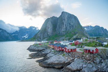 Lofoten Adaları 'ndaki Reine köyünün manzarası