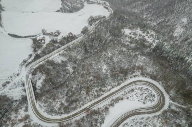 İtalya 'nın Marche bölgesindeki kıvrımlı yolun havadan görünüşü
