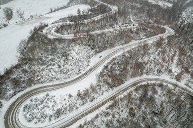 İtalya 'nın Marche bölgesindeki kıvrımlı yolun havadan görünüşü