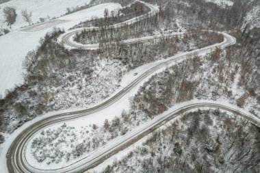 İtalya 'nın Marche bölgesindeki kıvrımlı yolun havadan görünüşü