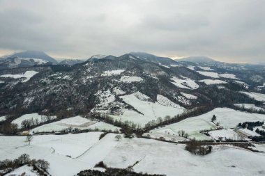 Kış boyunca İtalya 'nın Marche bölgesindeki kırsal hava manzarası