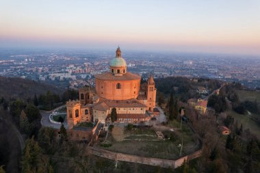 Bologna 'daki Madonna di San Luca' nın hava manzarası