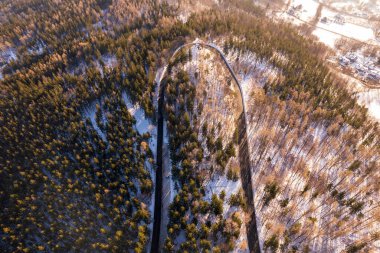 Karkonosze dağlarındaki dağ yolunun aşağı manzarası