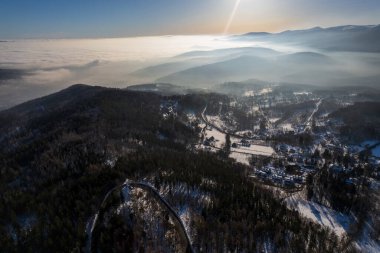 Karkonosze dağlarındaki dağ yolunun aşağı manzarası
