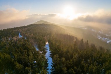 Polonya 'daki Karkonosze dağlarındaki Wysoki Kamien' in hava görüntüsü