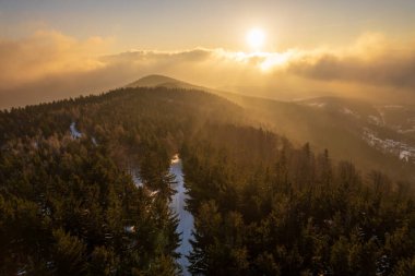 Polonya 'daki Karkonosze dağlarındaki Wysoki Kamien' in hava görüntüsü