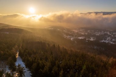 Polonya 'daki Karkonosze dağlarındaki Wysoki Kamien' in hava görüntüsü