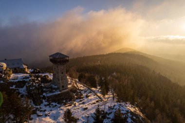 Polonya 'daki Karkonosze dağlarındaki Wysoki Kamien' in hava görüntüsü