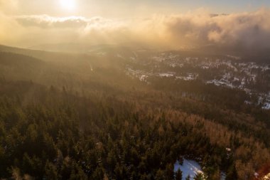 Polonya 'daki Karkonosze dağlarındaki Wysoki Kamien' in hava görüntüsü