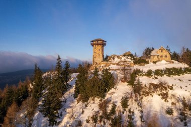 Polonya 'daki Karkonosze dağlarındaki Wysoki Kamien' in hava görüntüsü