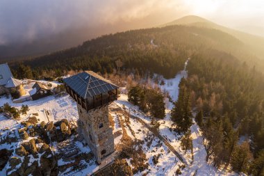 Polonya 'daki Karkonosze dağlarındaki Wysoki Kamien' in hava görüntüsü