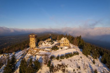 Polonya 'daki Karkonosze dağlarındaki Wysoki Kamien' in hava görüntüsü