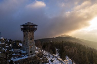 Polonya 'daki Karkonosze dağlarındaki Wysoki Kamien' in hava görüntüsü