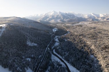 Kış boyunca Polonya 'daki Tatra dağlarının hava manzarası