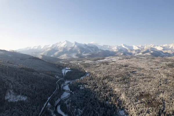 Kış boyunca Polonya 'daki Tatra dağlarının hava manzarası