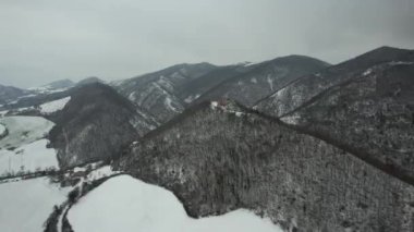 İtalya 'nın Marche bölgesindeki şatonun havadan görünüşü kış boyunca harabeye döndü