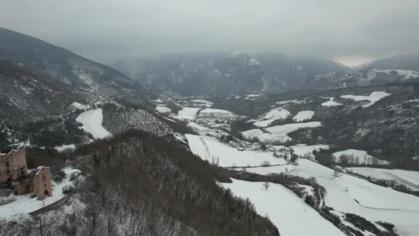 冬の間にイタリアのマルシュ地方の城跡の空中視界 — ストック動画