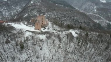 İtalya 'nın Marche bölgesindeki şatonun havadan görünüşü kış boyunca harabeye döndü