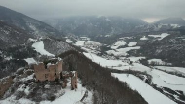 İtalya 'nın Marche bölgesindeki şatonun havadan görünüşü kış boyunca harabeye döndü