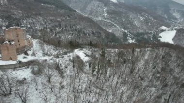 İtalya 'nın Marche bölgesindeki şatonun havadan görünüşü kış boyunca harabeye döndü
