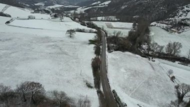 İtalya 'nın Marche bölgesindeki kıvrımlı yolun havadan görünüşü