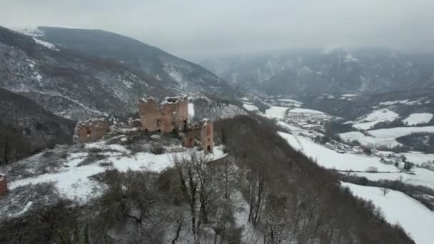 冬の間にイタリアのマルシュ地方の城跡の空中視界 — ストック動画
