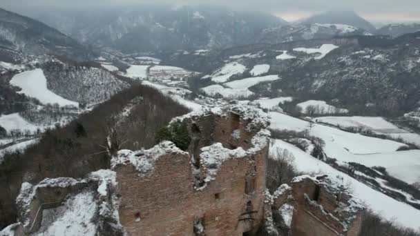 Veduta Aerea Delle Rovine Del Castello Nelle Marche Durante Inverno — Video Stock