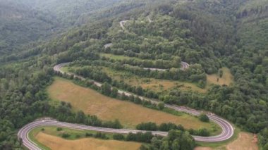  Polonyalı dağlardaki kavisli yolun tepeden aşağı manzarası