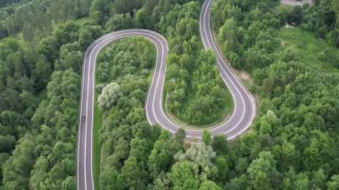  Polonyalı dağlardaki kavisli yolun tepeden aşağı manzarası