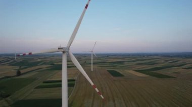 Rüzgâr çiftliğindeki yel değirmeninin hava görüntüsü
