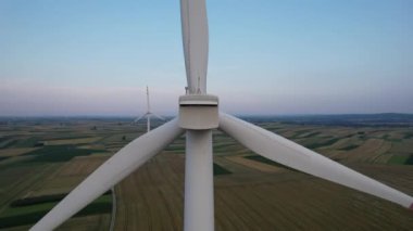 Rüzgâr çiftliğindeki yel değirmeninin hava görüntüsü