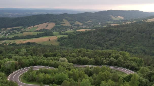 Pohled Shora Dolů Zakřivenou Silnici Polských Horách — Stock video