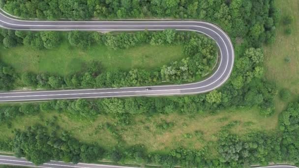 ポーランドの山の曲線道路のトップダウンビュー — ストック動画