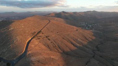 İspanya 'da Fuerteventura' daki dağların havadan görünüşü