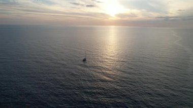 Atlantik Okyanusu 'ndaki yelkenlinin havadan görünüşü