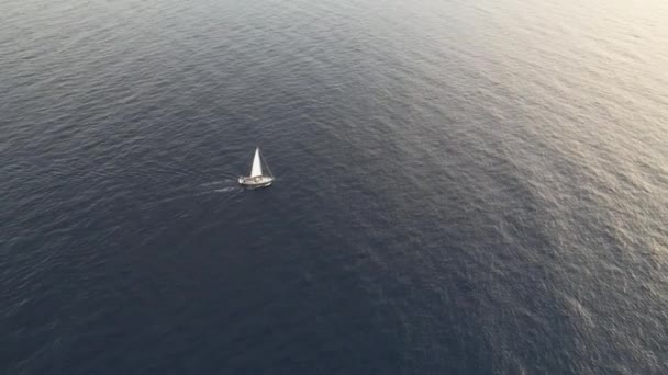 Atlantik Okyanusu Ndaki Yelkenlinin Havadan Görünüşü — Stok video