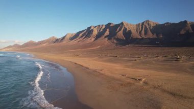 Fuerteventura 'daki Coffee plajının hava manzarası.