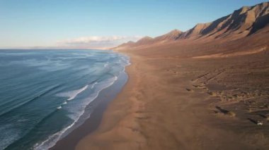 Fuerteventura 'daki Coffee plajının hava manzarası.