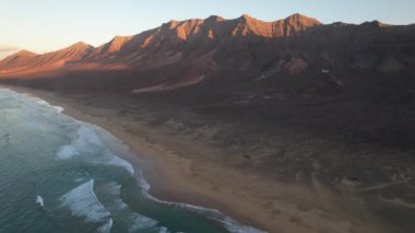 Fuerteventura 'daki Coffee plajının hava manzarası.