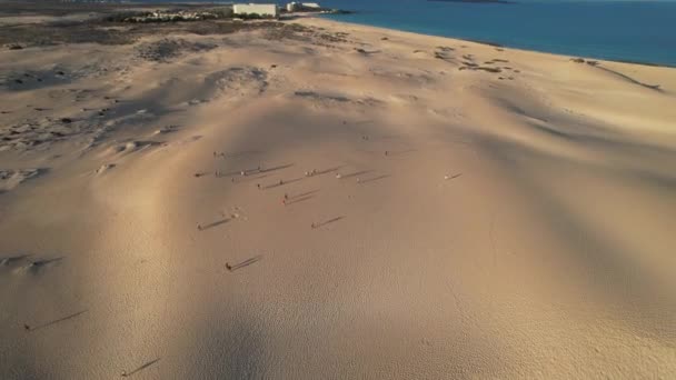 Fuerteventura Daki Kum Tepelerindeki Insanlar — Stok video