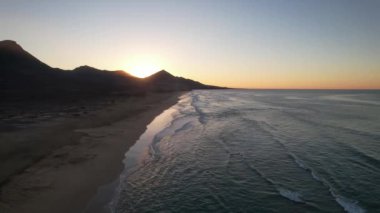 Fuerteventura 'daki Coffee plajının hava manzarası.