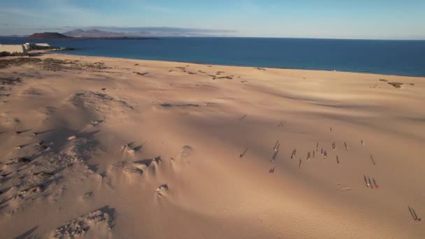 Menschen Aus Der Luft Auf Den Dünen Von Fuerteventura — Stockvideo