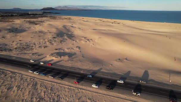 Fuerteventura Daki Kum Tepeleri Arasında Giden Arabanın Hava Görüntüsü — Stok video