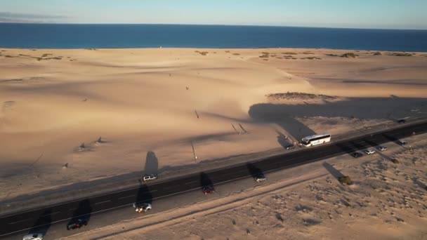 Fuerteventura Daki Kum Tepeleri Arasında Giden Arabanın Hava Görüntüsü — Stok video