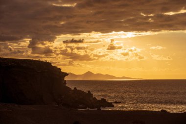 Fuerteventura 'daki La Pared' de günbatımının görüntüsü