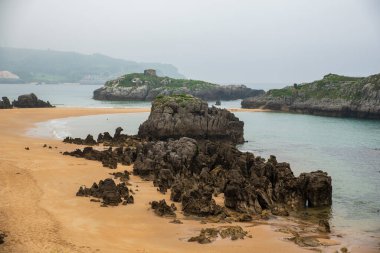 İspanya 'nın kuzeyindeki Noja' daki İspanyol kıyılarının havadan görünüşü